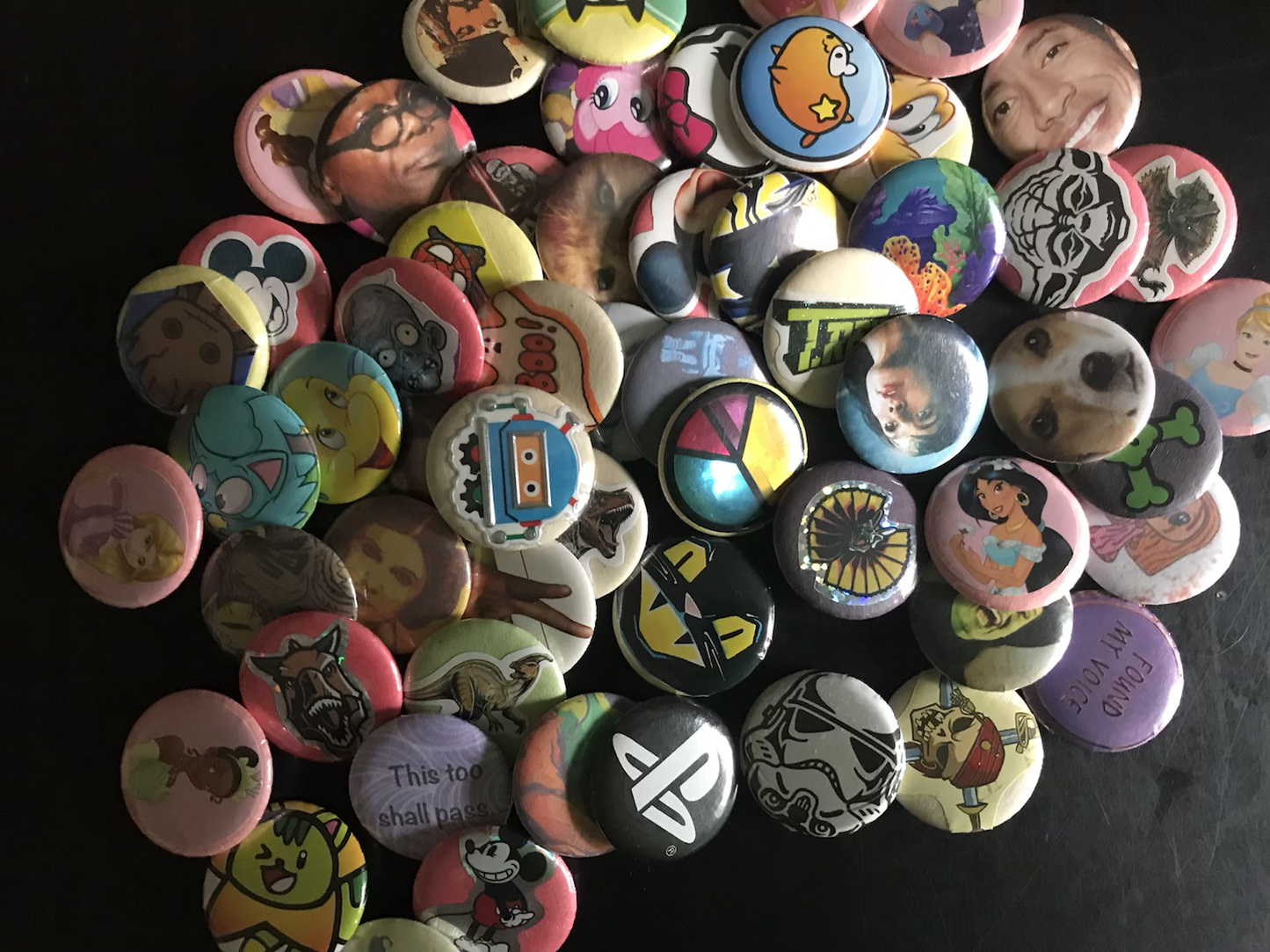 Mystery Buttons-5 pins image 0